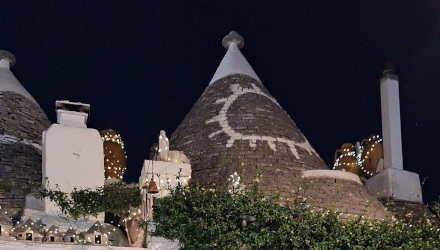 Viaggio in Puglia in macchina trulli di Alberobello di notte