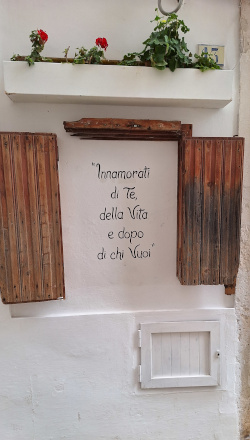 Cisternino finestra decorata