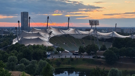 Monaco di Baviera in estate Tollwood tramonto su Olympiastadion