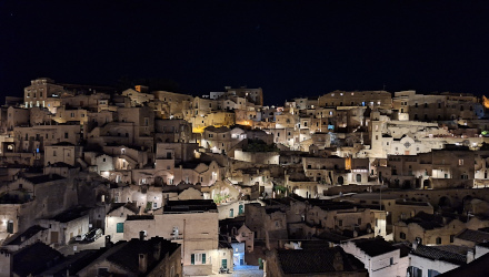 Matera in un giorno panorama notturno dei Sassi