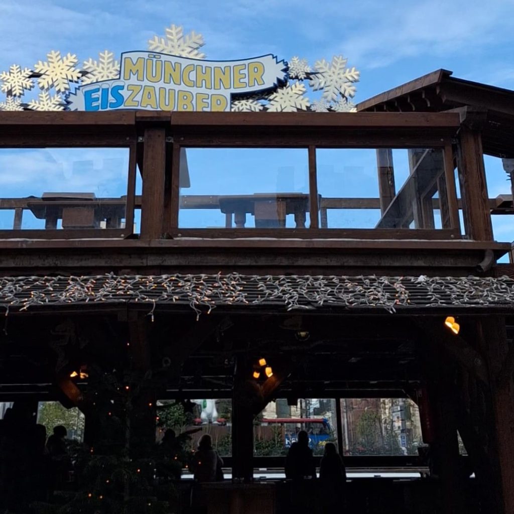 Pista di pattinaggio a Monaco di Baviera nel periodo natalizio