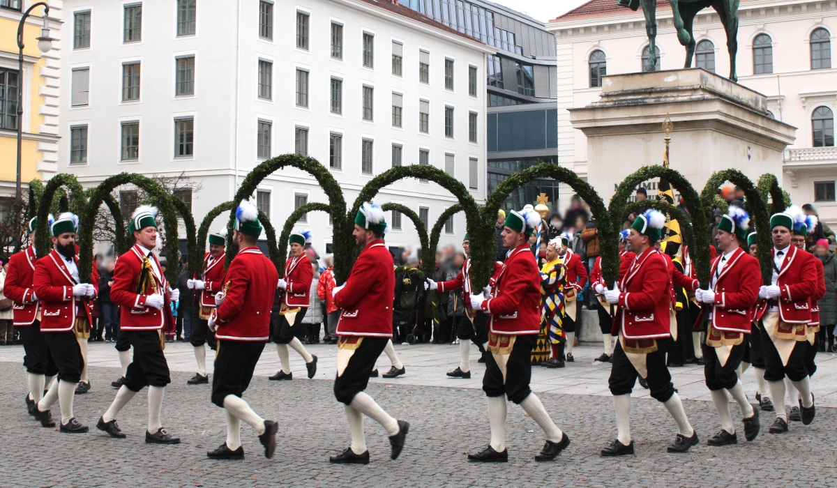 Danza dei bottai a Monaco di Baviera esibizione in Piazza Wittelsbach