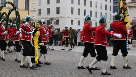 Danza dei bottai a Monaco di Baviera danzatori con M&uuml;nchner Kindl