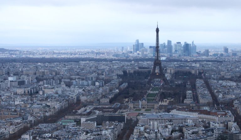 Panorama di Parigi con Tour Eiffel sulla destra. Foto di copertina per articolo su organizzare viaggio a Parigi