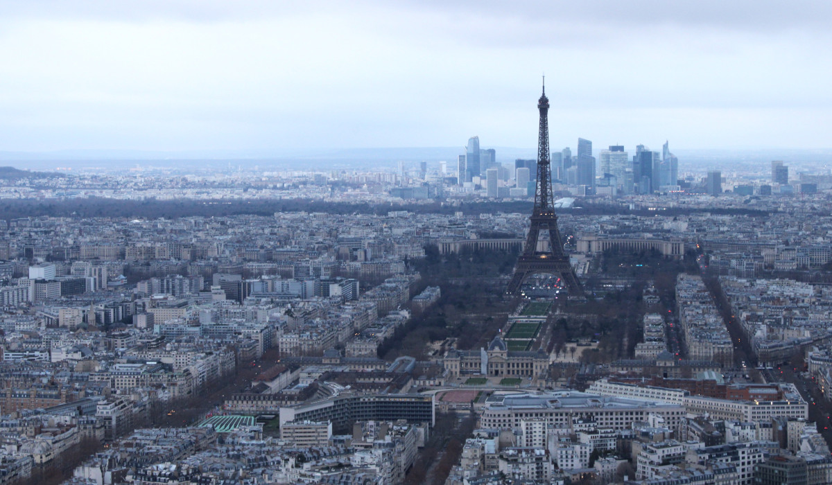 Panorama di Parigi con Tour Eiffel sulla destra. Foto di copertina per articolo su organizzare viaggio a Parigi