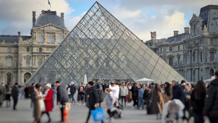 Viaggio a Parigi gente in attesa davanti al Louvre