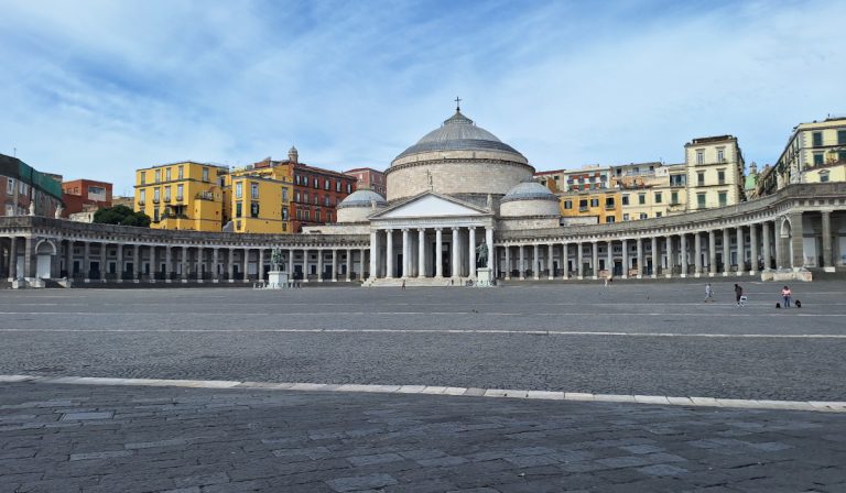 Cosa vedere a Napoli in due giorni Piazza del Plebiscito