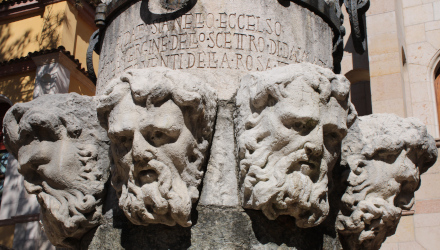 Visitare il Vittoriale particolare del pennone in Piazzetta Dalmata