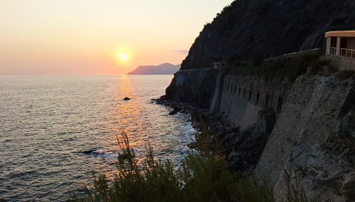 Via dell'Amore con sole che scende sul mare