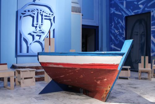 Rione Sanità Chiesa Blu altare fatto con barca dei migranti