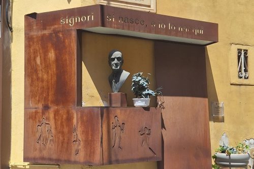 Rione Sanità Monumento con busto di Totò
