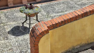 Diano Castello acciottolato nero e bianco davanti alla Cattedrale