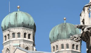 Festività in Germania foto di copertina con cupole della Frauenkirche su sfondo di cielo azzurro